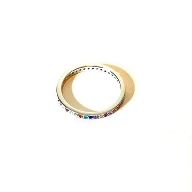 Anillo de plata 925 con baño de rodio y circonitas de colores. Cómodo e ideal para cualquier look.